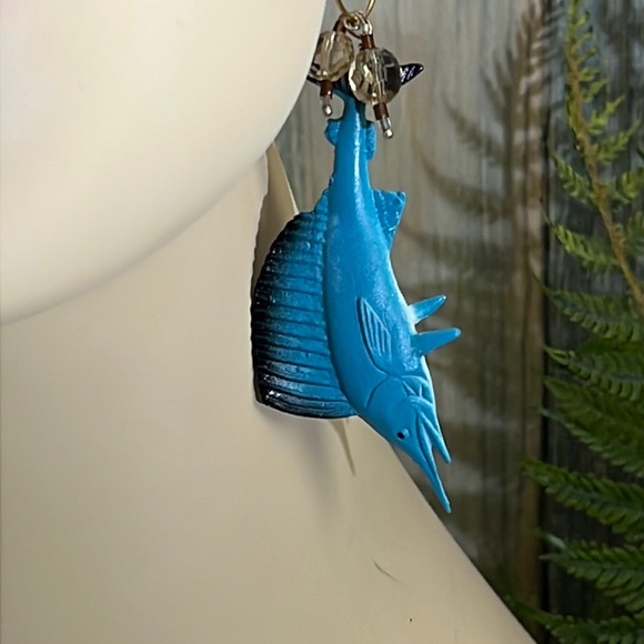 ⭐️Adorned Crown Artisan Assemblage aquarium collection marlin earrings - Picture 3 of 9